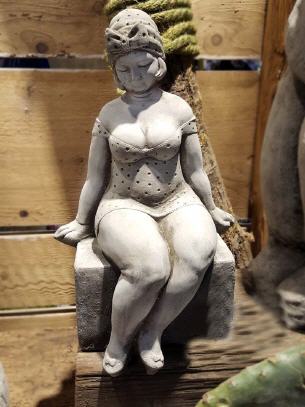 Skulptur Die badende Frau A sandfarben