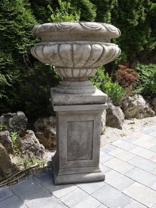 Vase Wellington + Classic Plinth